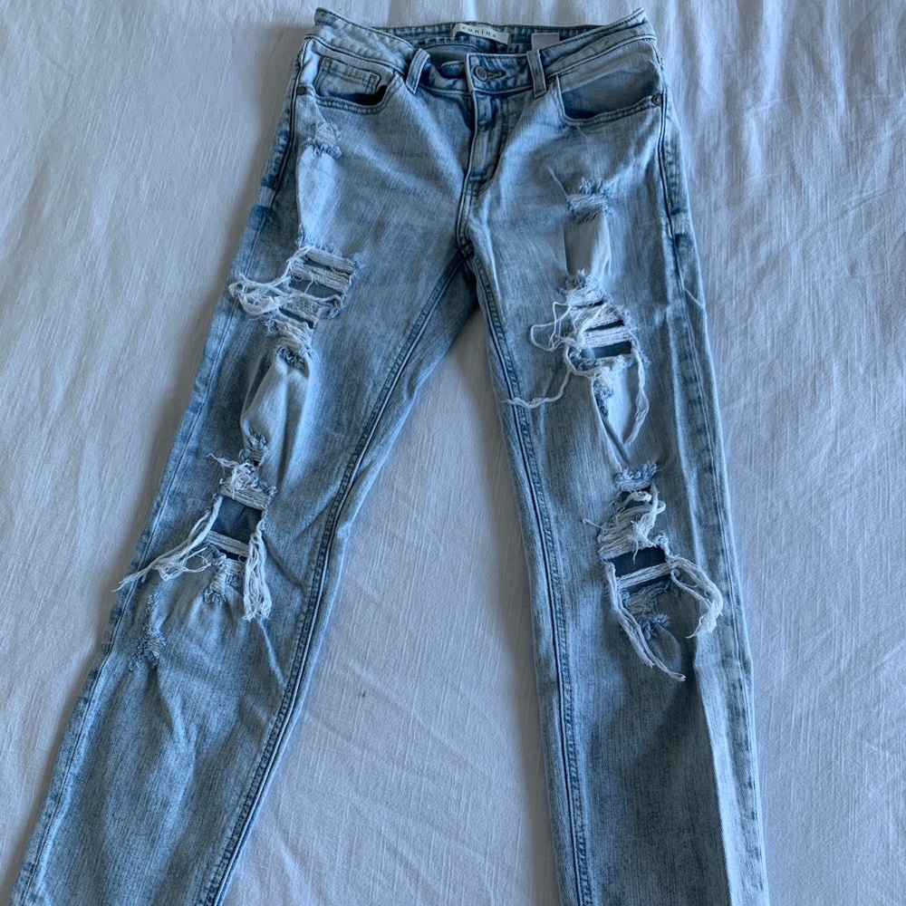 Light washed, distressed boyfriend jeans from Eunina